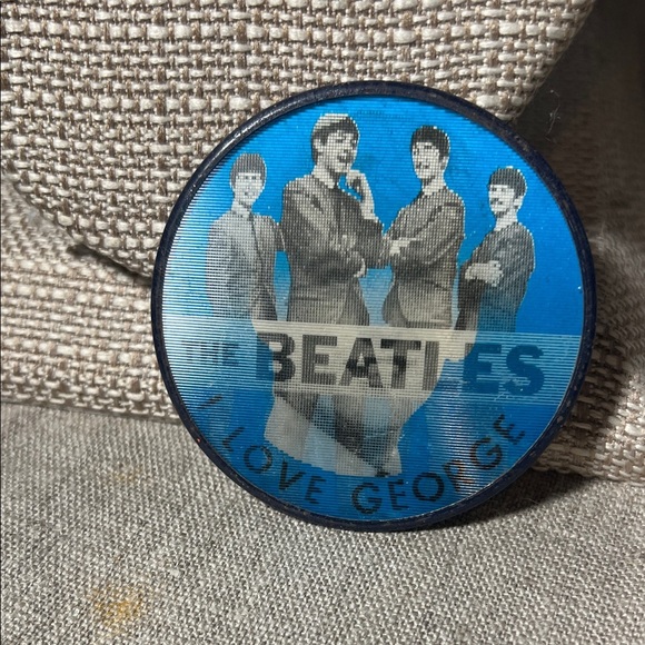 The Beatles Blue Button Pin Vari Vue. WA504 - Picture 2 of 4